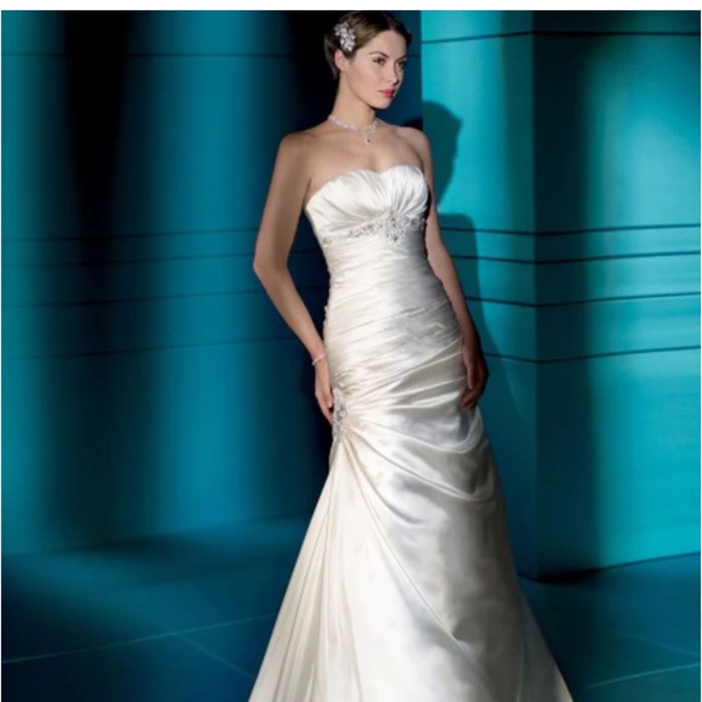 Demetrios wedding dress number 4284 NWT size 0 or 2